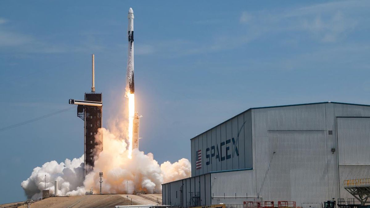 Watch SpaceX launch 3 tons of cargo to ISS today - Space.com